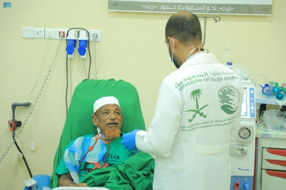 استفاد منها الآلاف.. السعودية تقدم مساعدات طبية وغذائية في اليمن
