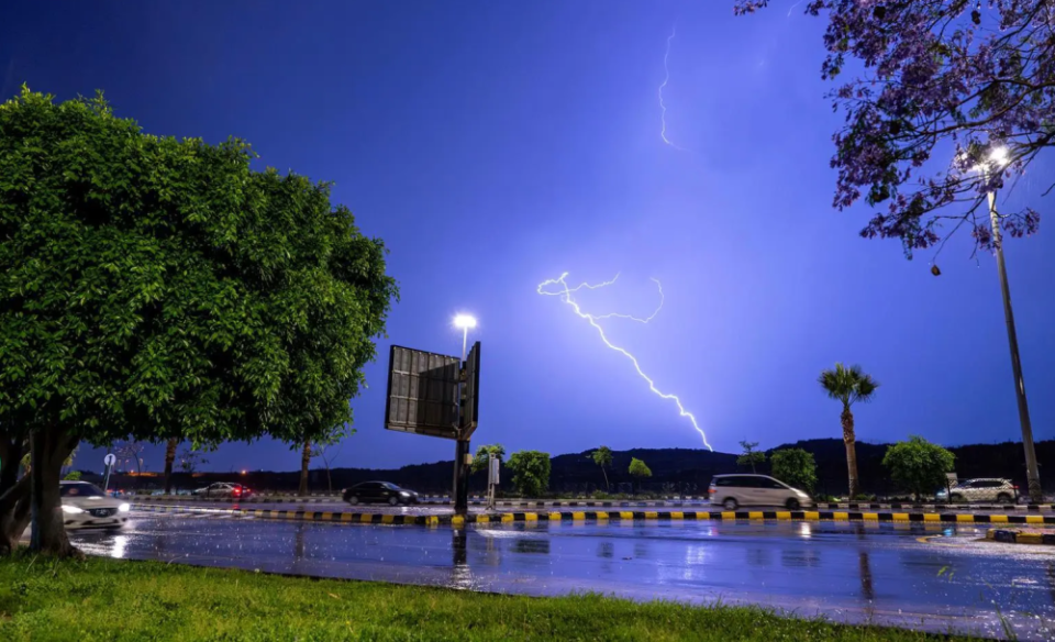 الأمطار الغزيرة والبروق ترسم مشاهد جمالية في عسير