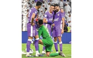 العين «الذهبي».. يكتب أعظم المواسم في تاريخ «المحترفين»
