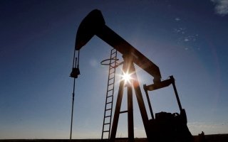 النفط يهبط بأكثر من 1% مع ترقب اتفاق بين أميركا وإيران