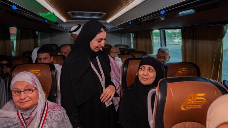بالقهوة السعودية والورود.. استقبال أول الأفواج من حجاج مصر