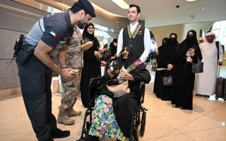 «بالورود والهدايا».. شرطة أبوظبي تودّع الحجاج في مطار زايد الدولي