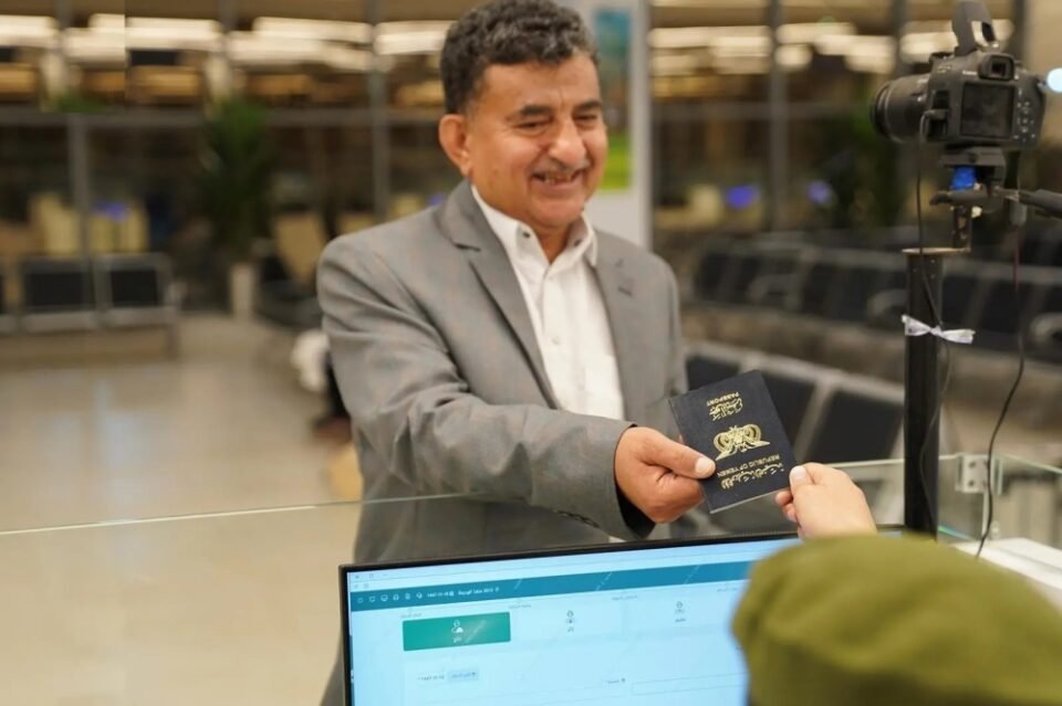 بتسهيل إجراءات دخولهم.. جوازات منفذ الوديعة تستقبل حجاج اليمن