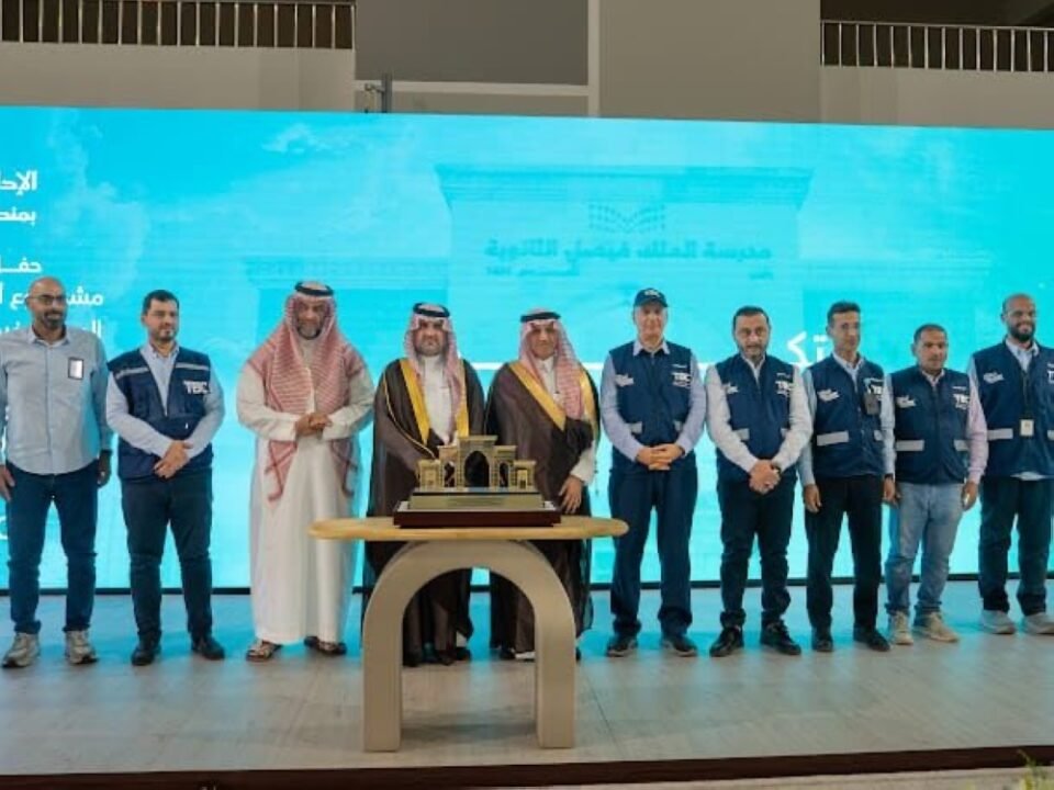 بدون أسوار تقليدية.. وزير التعليم يدشن مبادرة أنسنة المدارس في مكة