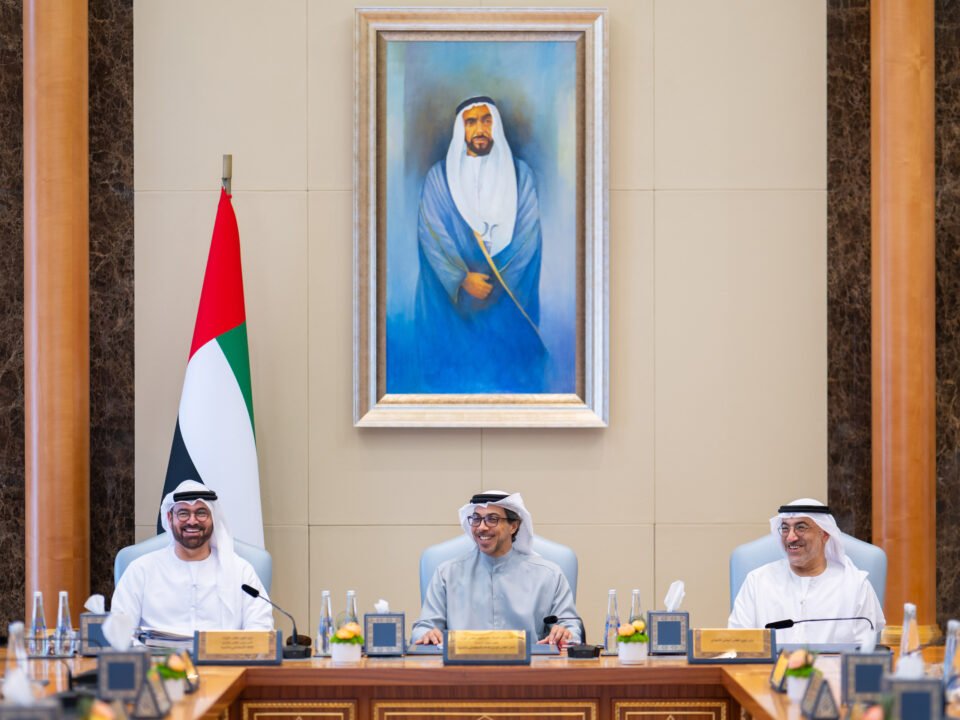 برئاسة منصور بن زايد..المجلس الوزاري للذكاء الاصطناعي والتنمية يستعرض جاهزية الوزارات والجهات الاتحادية لتبني أنظمة ونماذج الذكاء الاصطناعي المساعد