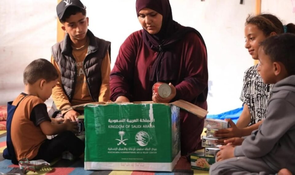 بينها آلاف الوجبات.. دعم سعودي متواصل للفئات الأكثر احتياجًا في غزة