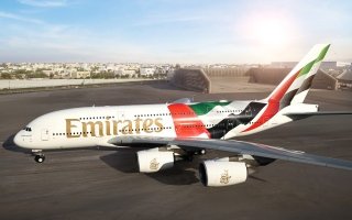 تتألق بعلم الإمارات .. طيران الإمارات تكشف عن تصميم فريد لكسوة طائرة A380