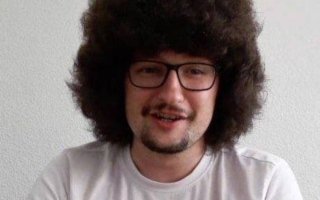 تعادل اليونايتد يؤجل حلم مشجعه بقص شعره إلى الموسم المقبل
