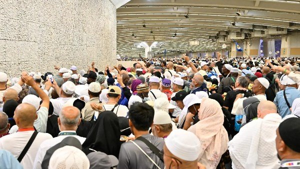 حجاج بيت الله يواصلون رمي الجمرات في ثاني أيام التشريق
