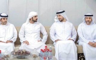 حمدان بن محمد يقدم واجب العزاء في وفاة حاضر جمعة المهيري