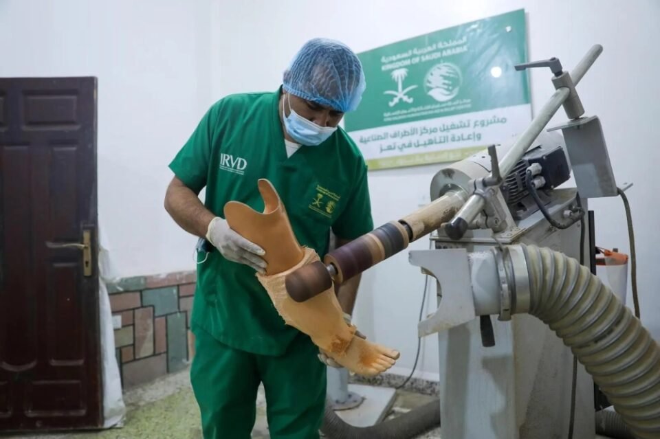 خلال أبريل.. 870 مستفيدًا من خدمات مركز الأطراف الصناعية في تعز
