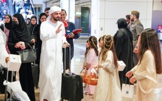 دبي تستقبل الحجاج العائدين إلى الدولة بختم “الإمارات ترحب بعودة الحجاج”