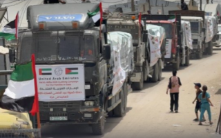 دخول قافلة محمّلة بكسوة العيد لأطفال قطاع غزة