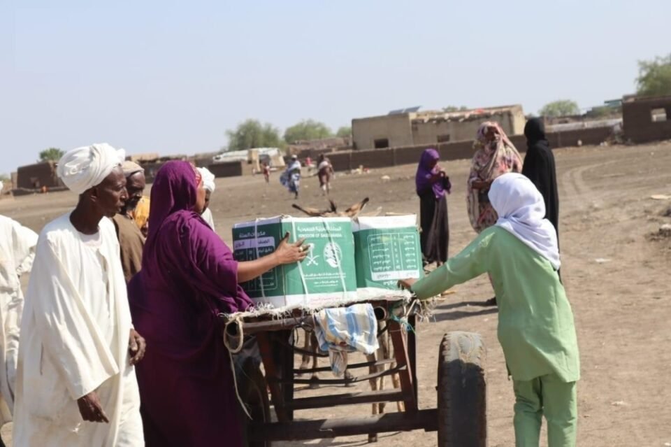 سلال غذائية وتمور.. "الملك سلمان للإغاثة" يواصل توزيع مساعداته في السودان