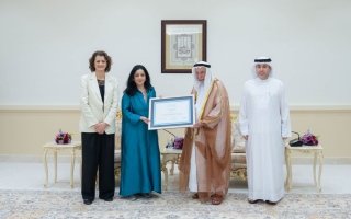 سلطان القاسمي يتسلم شهادة تجديد الاعتراف بالشارقة “مدينة صديقة للطفل” من “اليونيسف”