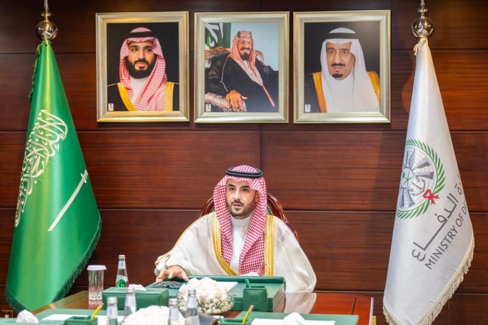 سمو وزير الدفاع يبحث جهود التهدئة مع مستشار الأمن القومي البريطاني