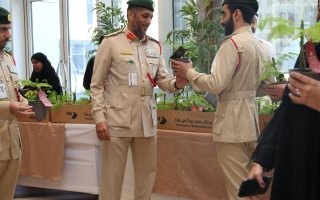 شرطة دبي توزع شتلات “الشعلة” على موظفيها