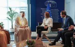 صقر غباش يبحث مع ميتسولا تعزيز الحوار البرلماني الإماراتي الأوروبي وتداعيات الأوضاع في الشرق الأوسط