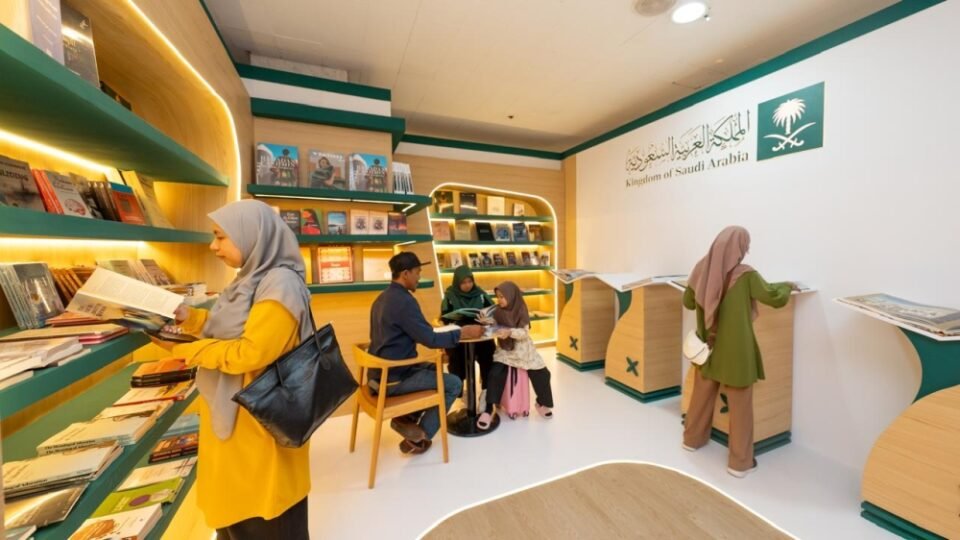 صور.. إقبال واسع على جناح المملكة بمعرض كوالالمبور للكتاب