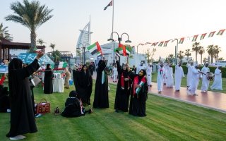 ضمن حملة “فخورين بالإمارات”…هيئة تنمية المجتمع في دبي تنظّم مسيرة “صانعات الأجيال يفتخرن بالإمارات”
