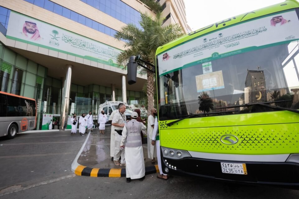 عاجل: الشؤون الإسلامية تخصص أكثر من 240 رحلة ترددية يوميًا لنقل ضيوف خادم الحرمين