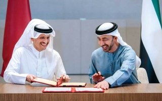 عبدالله بن زايد ورئيس الوزراء القطري يُدينان الاعتداءات الإيرانية الإرهابية