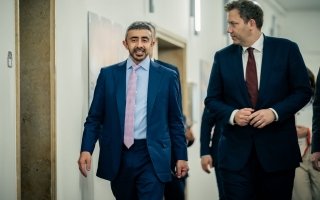 عبدالله بن زايد يلتقي نائب المستشار الألماني ووزير المالية