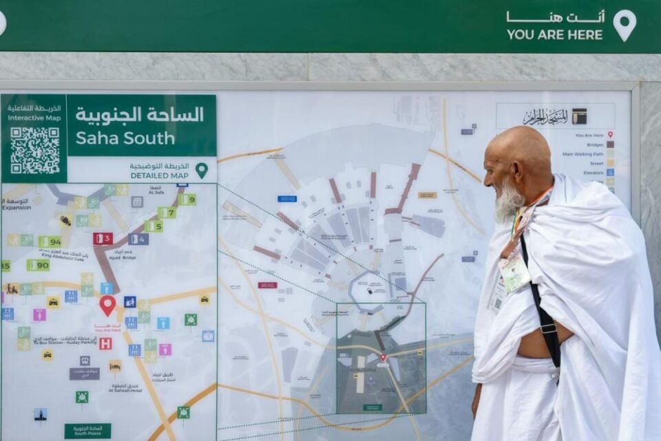 لتوجيه وانسيابية الحشود.. عناية الحرمين تطوّر لوحات ”أنت هنا“ بالمسجد الحرام