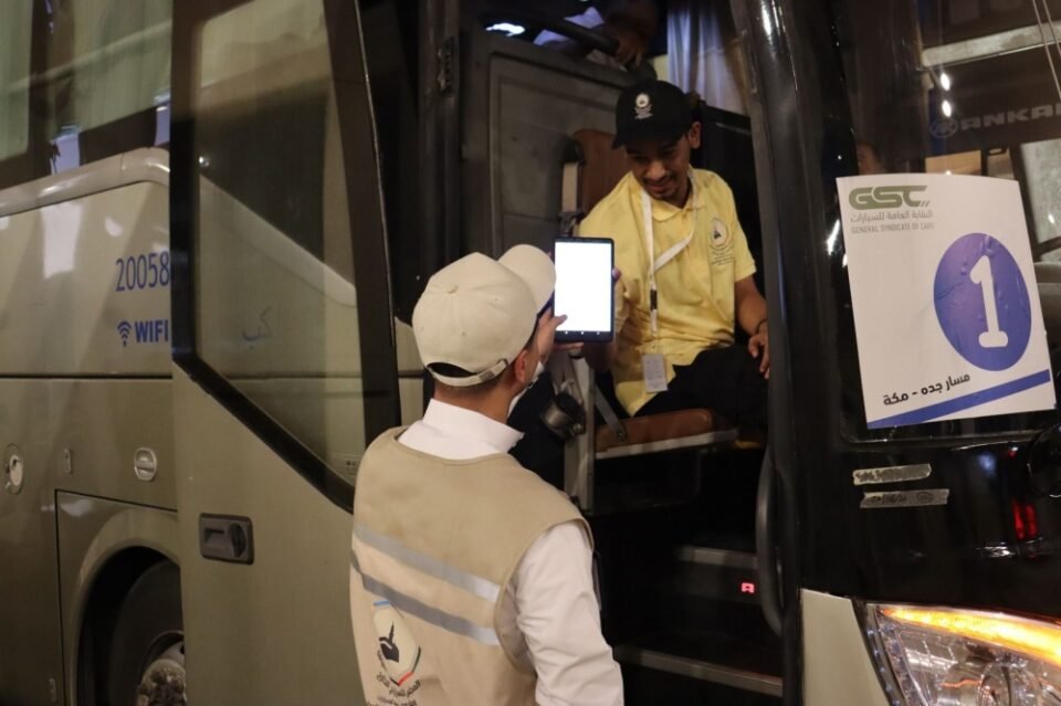 متابعة لحظية.. "أرشدني" ترفع كفاءة حافلات الحجاج بمكة المكرمة