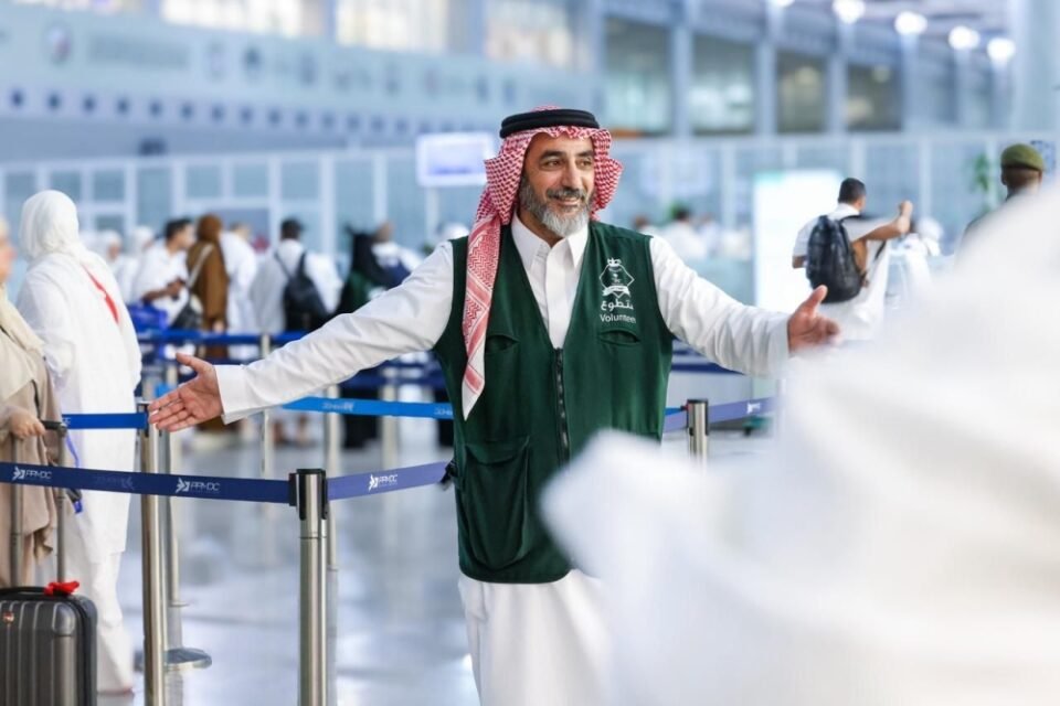متطوعو ”الجوازات“ في الحج.. عطاء إنساني لخدمة ضيوف الرحمن