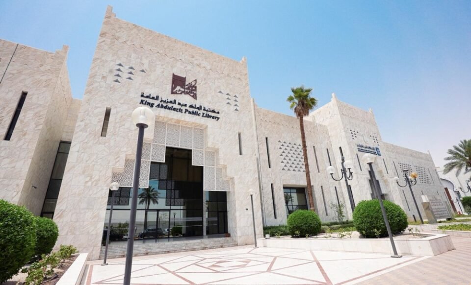 مكتبة الملك عبدالعزيز العامة تُثري زوار جناح المملكة بمخطوطات نادرة