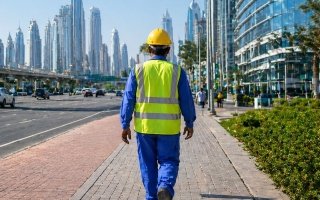 نصائح من هيئة الصحة بدبي لحماية الصحة الجسدية في العمل