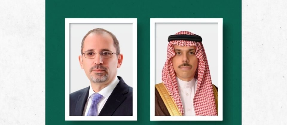 وزير الخارجية يبحث التطورات الإقليمية مع نظيره الأردني