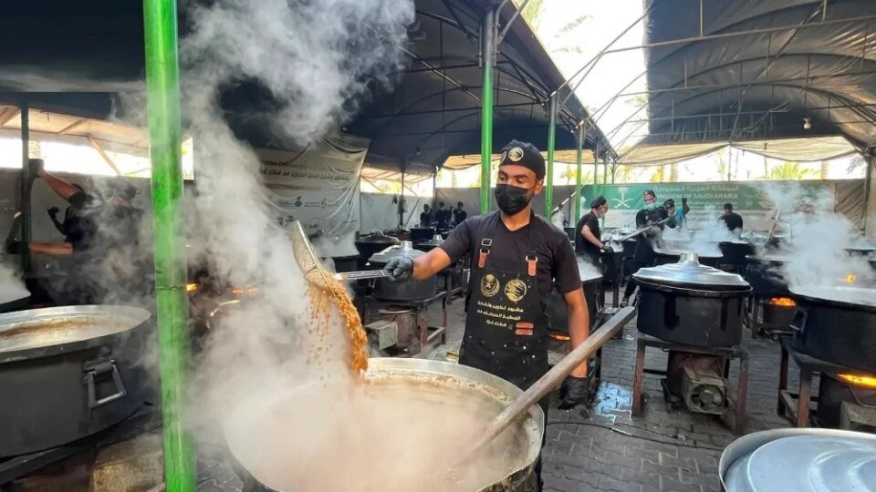 مساعدات سعودية.. توزيع 24.500 وجبة غذائية ساخنة في قطاع غزة