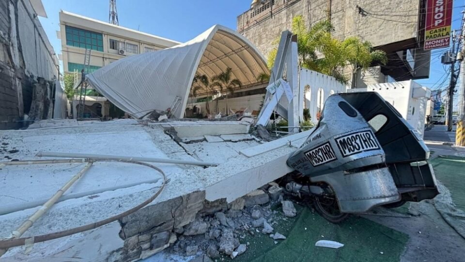 35 قتيلًا على الأقل وعشرات الجرحى والمفقودين جراء زلزال الفلبين
