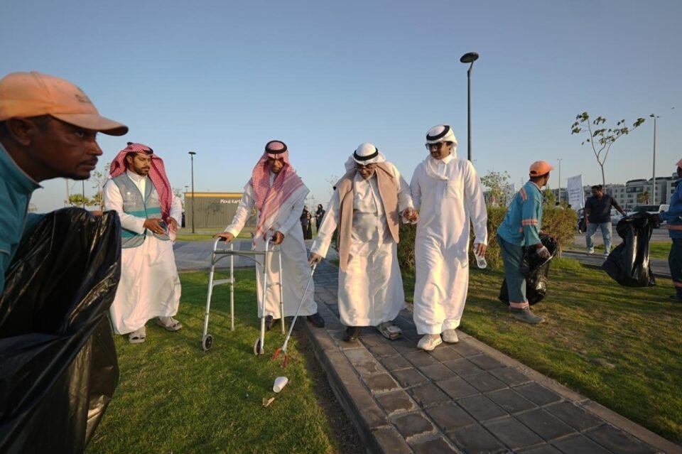 40 متطوعًا يشاركون في حملة تنظيف كورنيش الدمام الجنوبي