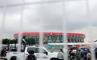 آلاف المتظاهرين يقطعون الشارع المؤدي إلى ملعب افتتاح كأس العالم في المكسيك