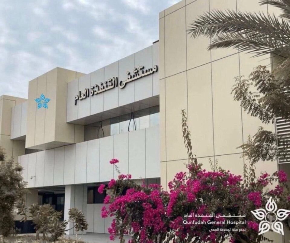 إنقاذ مقيم من الموت بعد صعقة كهربائية وسقوط من معدة ثقيلة بالقنفذة