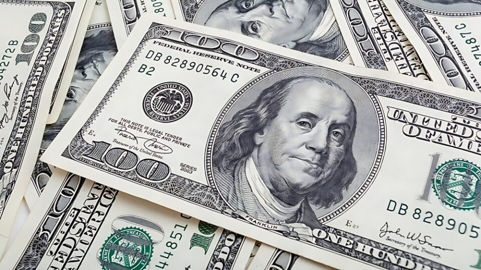 ارتفاع الدولار أمام اليورو والين بعد تثبيت سعر الفائدة