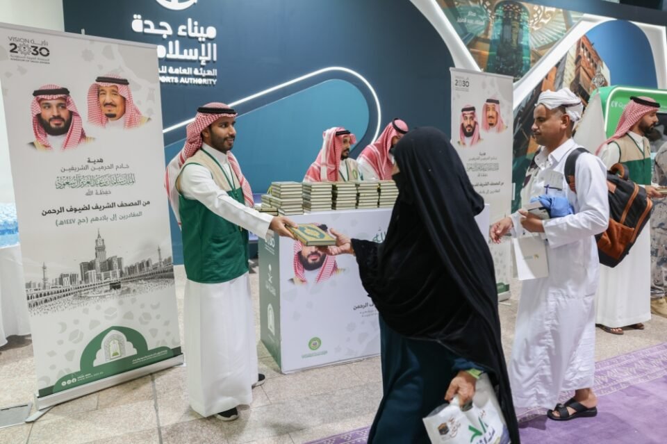 استمرار توزيع هدية خادم الحرمين على الحجاج المغادرين عبر ميناء جدة