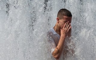 الحر يخنق وسط أوروبا ويفاقم حصيلة الوفيات ويغلق المدارس
