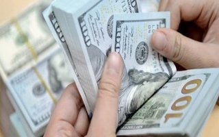 الدولار يتراجع أمام العملات الرئيسية العالمية