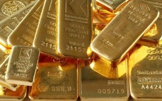 الذهب يرتفع مع تراجع الدولار والعوائد بعد بيانات التضخم