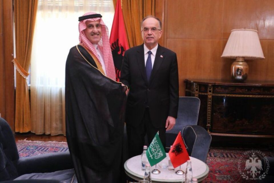 السفير الماضي يسلم أوراق اعتماده سفيرًا فوق العادة لدى ألبانيا