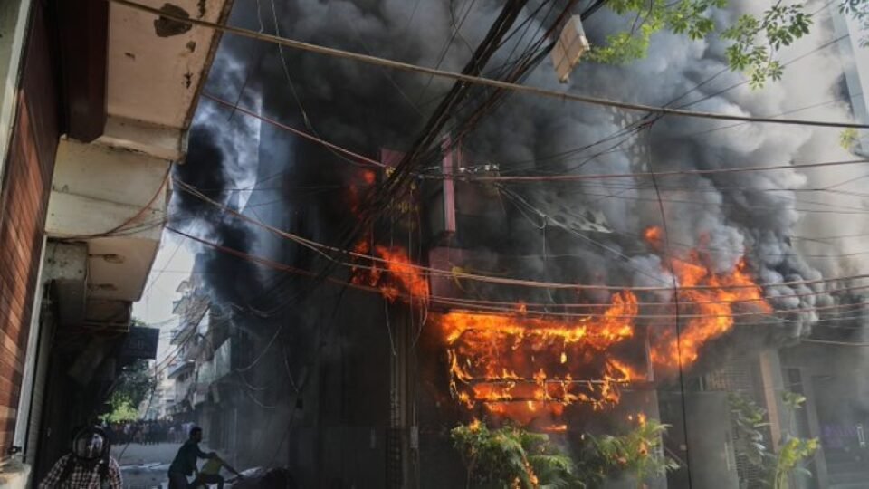 الشرطة الهندية: مقتل 21 شخصًا في حريق بأحد فنادق نيودلهي