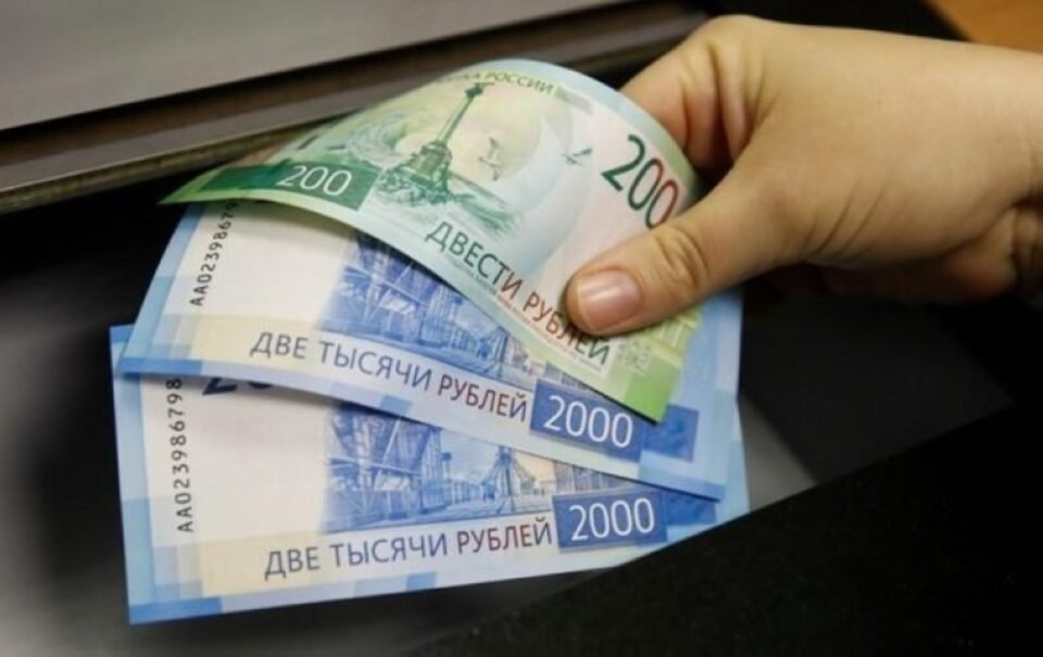 المركزي الروسي يُخفِّض سعر صرف الروبل أمام العملات الرئيسة