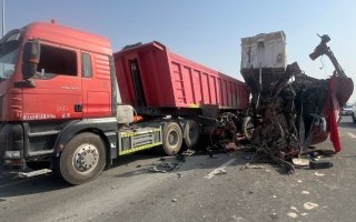 بعد إصابة شخص بحادث تصادم بين شاحنتين.. شرطة دبي تحذر من خطورة عدم ترك مسافة الأمان