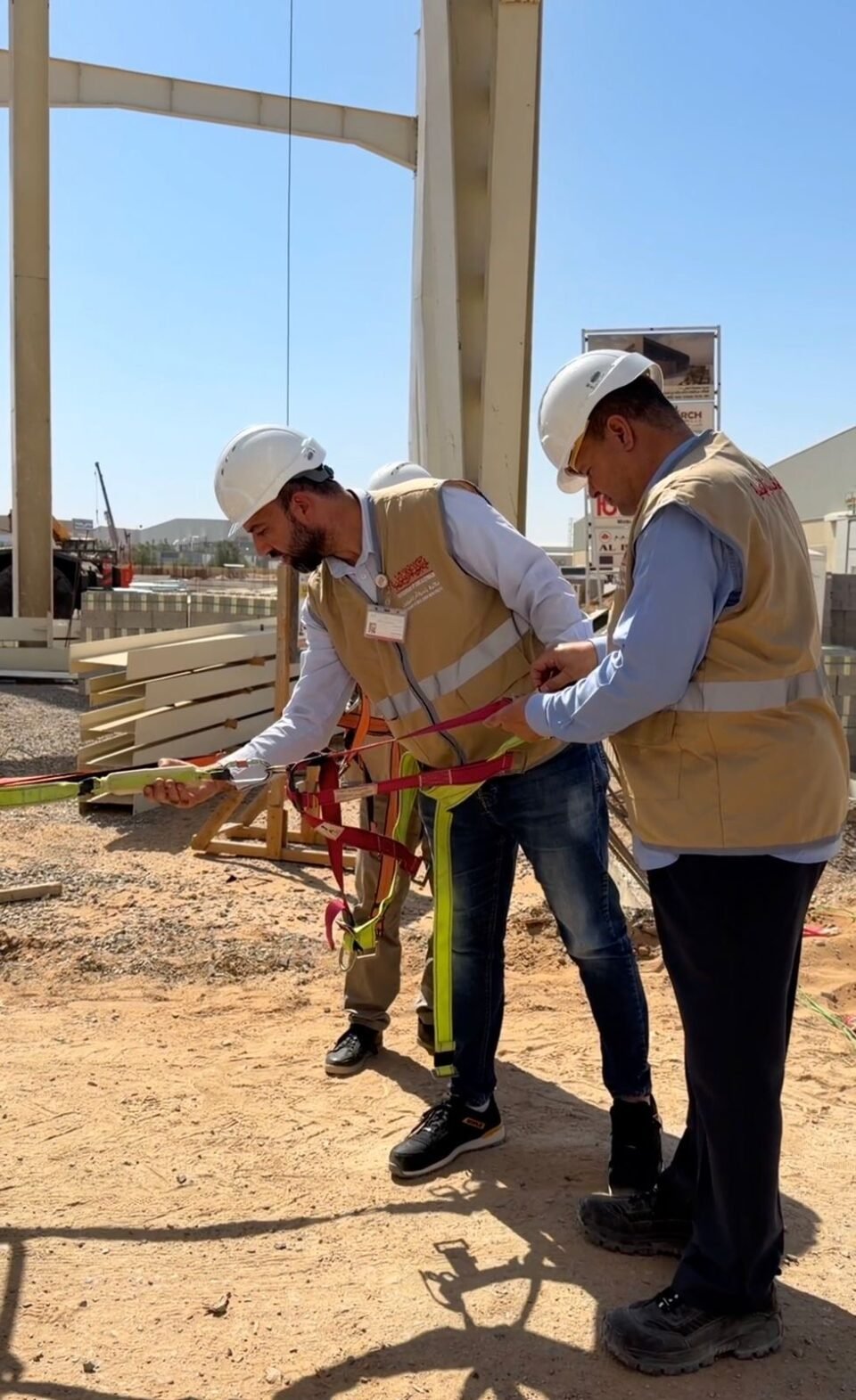بلدية أم القيوين تنظم حملة لتعزيز السلامة في المواقع الإنشائية