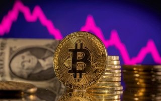 تراجع حاد في سعر البيتكوين يؤدي إلى خسائر في نصف المعروض
