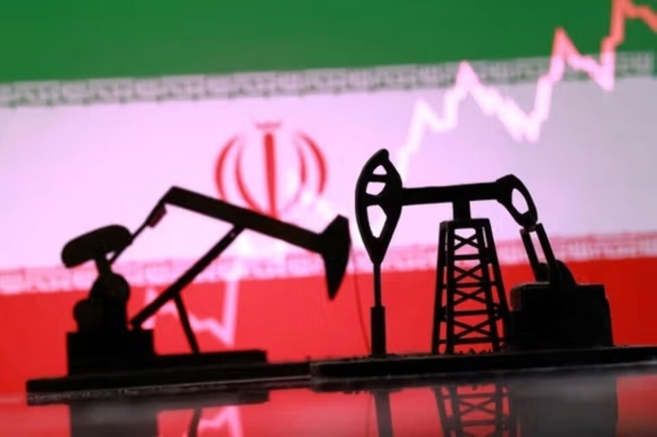تراجع فوري في أسعار النفط بعد إعلان اتفاق السلام الأمريكي الإيراني